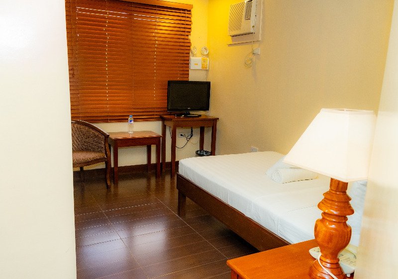SINGLE ROOM